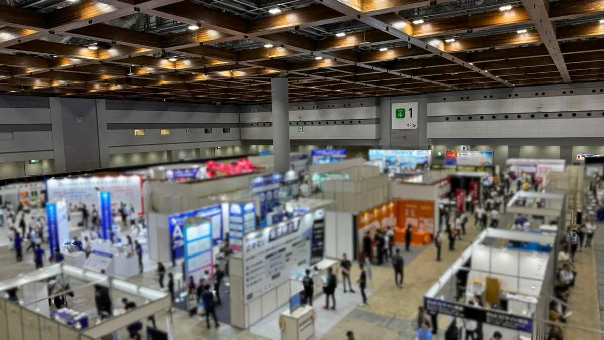 マーケティング・セールス World 2026 夏 東京の会場風景。多数のBtoB企業ブースと来場者でにぎわう展示会ホール